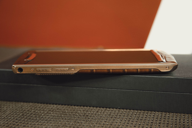 Chiếc Vertu “độc nhất thiên hạ” xuất hiện ở Việt Nam, giá gần 1 tỷ đồng ảnh 15