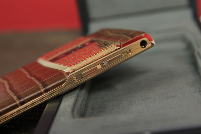 Chiếc Vertu “độc nhất thiên hạ” xuất hiện ở Việt Nam, giá gần 1 tỷ đồng ảnh 18