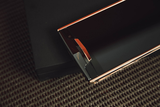 Chiếc Vertu “độc nhất thiên hạ” xuất hiện ở Việt Nam, giá gần 1 tỷ đồng ảnh 3