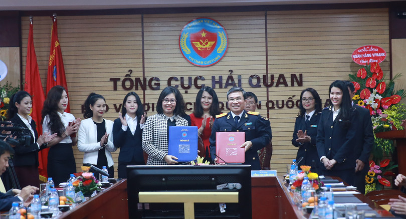 Bà Nguyễn Thu Hoa, Phó Tổng Giám đốc LienVietPostBank, đại diện LienVietPostBank,và ông Nguyễn Danh Thái, Phó Tổng cục trưởng Tổng cục Hải quan (đại diện Tổng cục Hải quan) tham gia ký kết thỏa thuận hợp tác. 