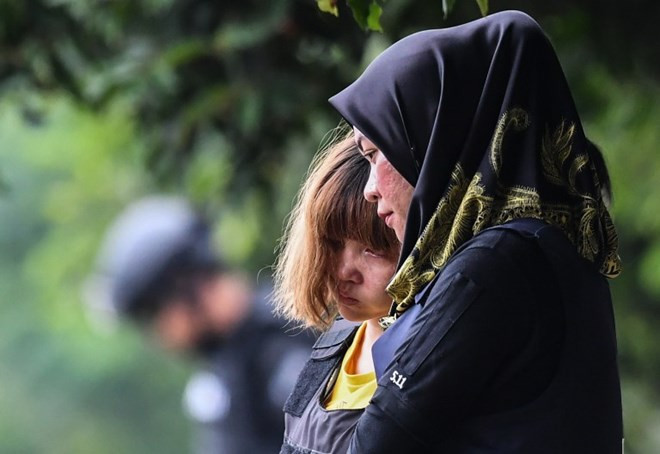 Đoàn Thị Hương mặc áo chống đạn rời tòa ảnh 3