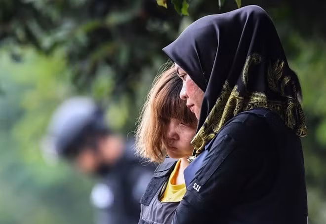 Đoàn Thị Hương mặc áo chống đạn rời tòa ảnh 3