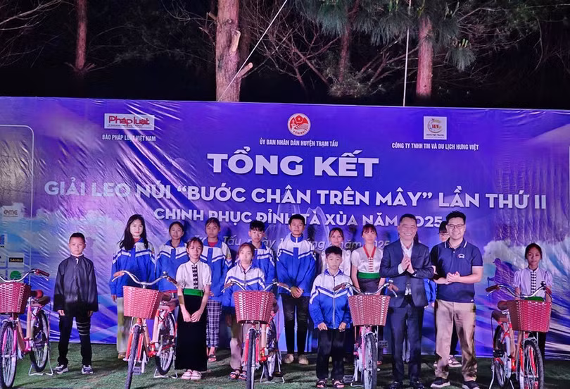 Ban tổ chức giải trao 15 xe đạp tặng học sinh Trạm Tấu.