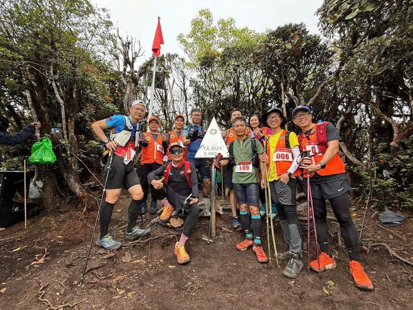 Niềm vui của các vận động viên khi chinh phục đỉnh Tà Xùa.