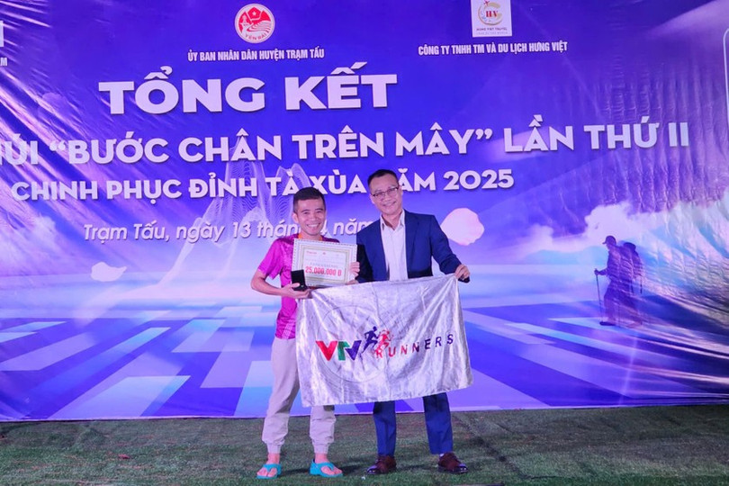 Nhà báo Trần Ngọc Hà, Phó tổng biên tập Báo Pháp luật Việt Nam trao giải nhì cho vận động viên Trần Quang Phát (VTV).