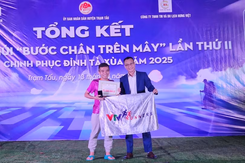 Nhà báo Trần Ngọc Hà, Phó tổng biên tập Báo Pháp luật Việt Nam trao giải nhì cho vận động viên Trần Quang Phát (VTV).