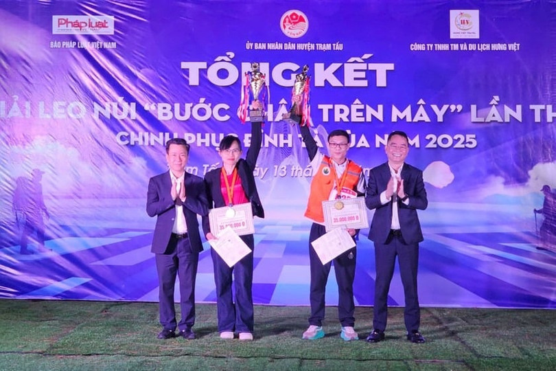 Ông Vũ Lê Chung Anh, Chủ tịch UBND huyện Trạm Tấu và ông Vũ Hoài Nam, Tổng biên tập báo Pháp luật Việt Nam, trao giải cho 2 vận động viên đạt giải Nhất.