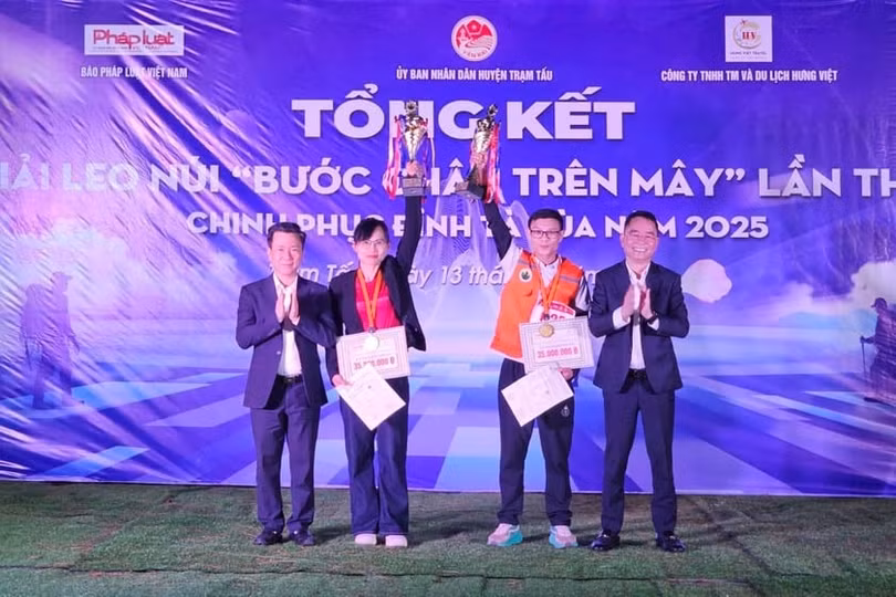 Ông Vũ Lê Chung Anh, Chủ tịch UBND huyện Trạm Tấu và ông Vũ Hoài Nam, Tổng biên tập báo Pháp luật Việt Nam, trao giải cho 2 vận động viên đạt giải Nhất.