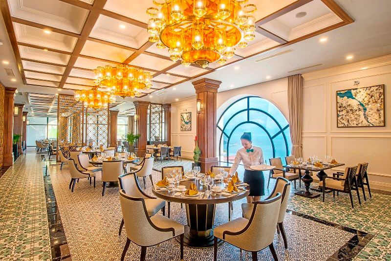 Không gian ẩm thực Việt Nam và quốc tế tại Nhà hàng Ozone