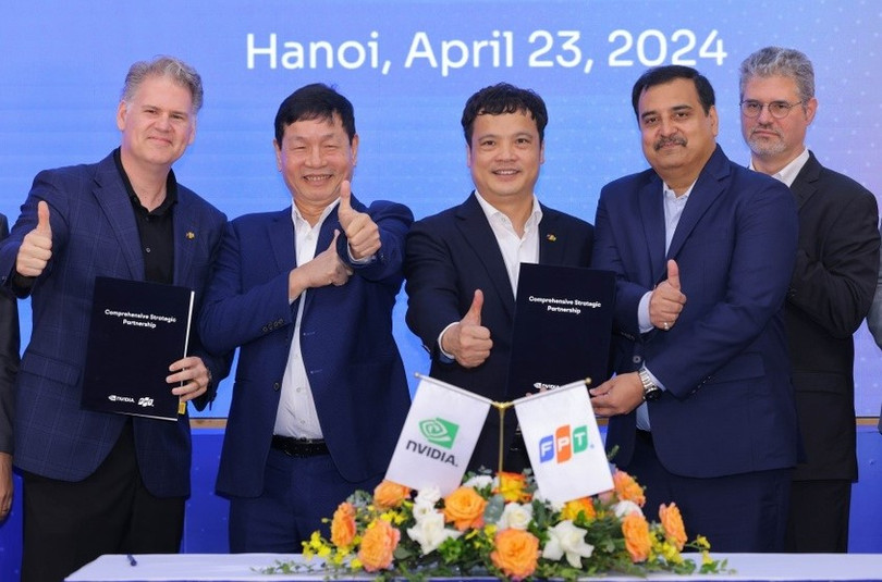 Phó chủ tịch NVIDIA Keith Strier (ngoài cùng bên trái) và Chủ tịch FPT Trương Gia Bình. Ảnh: FPT.