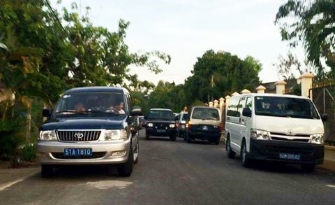 Xe biển xanh đậu trước nhà Giám đốc sở Lê Minh Tấn chiều 10/6.