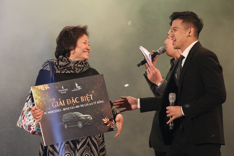 Nữ tân chủ nhân căn biệt thự Nguyệt Quế đã là cư dân may mắn nhất giành giải đặc biệt, cùng lúc sở hữu biệt thự và siêu xe.