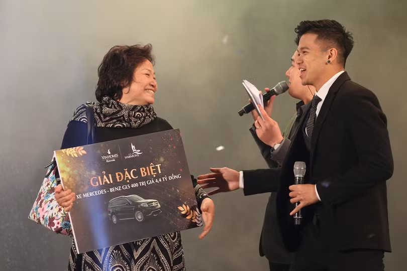 Nữ tân chủ nhân căn biệt thự Nguyệt Quế đã là cư dân may mắn nhất giành giải đặc biệt, cùng lúc sở hữu biệt thự và siêu xe.