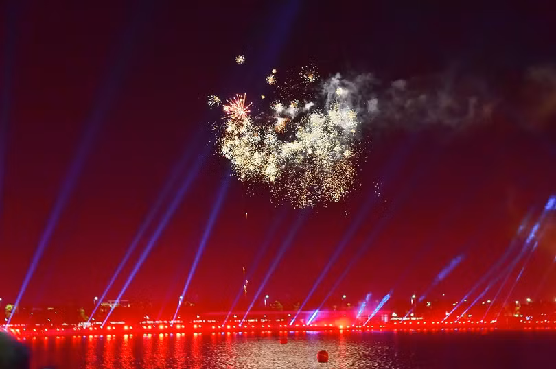 Đại tiệc ánh sáng trên mặt hồ huyền ảo là một đoạn vĩ thanh đẹp khép lại đêm nhạc hội