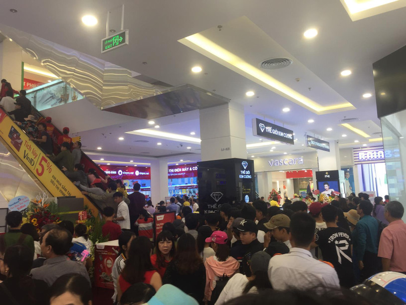 Khách hàng chen chân mua sắm