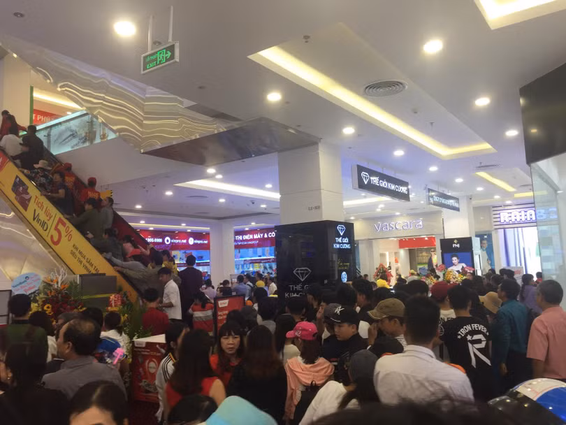 Khách hàng chen chân mua sắm