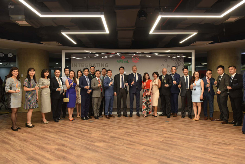 Ban lãnh đạo VPBnak và AIA VN - Ảnh: VPBank