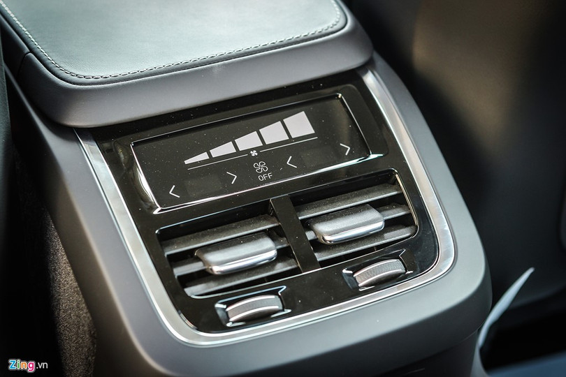 Cửa gió điều hòa cho hàng ghế sau, tăng/giảm mức độ gió, nhiệt độ thông qua nút bấm cảm ứng.