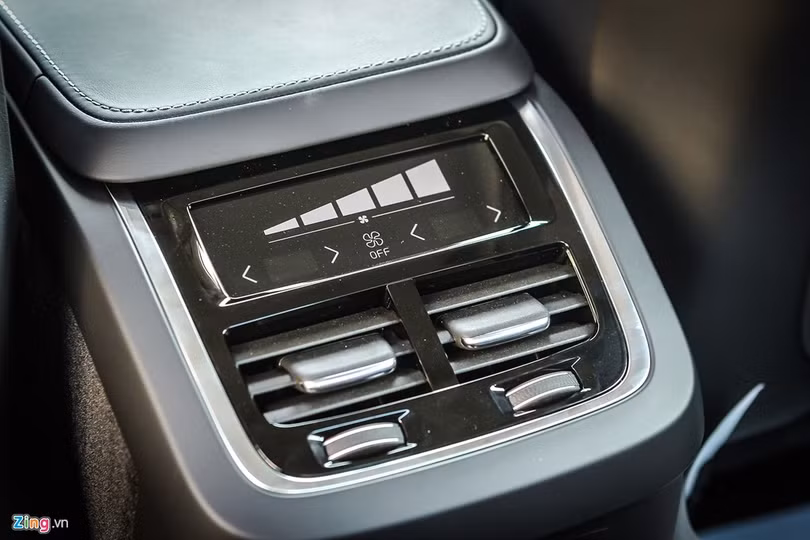Cửa gió điều hòa cho hàng ghế sau, tăng/giảm mức độ gió, nhiệt độ thông qua nút bấm cảm ứng.