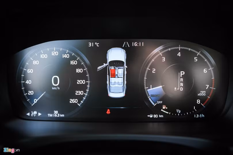 Cụm đồng hồ hiển thị hoàn toàn bằng màn hình điện tử. Volvo S90 được trang bị nhiều công nghệ an toàn tiên tiến, đáng chú ý như hệ thống ngăn chặn va chạm khi di chuyển trong phố, cảnh báo đi lệch làn đường, hệ thống cân bằng điện tử, camera lùi....