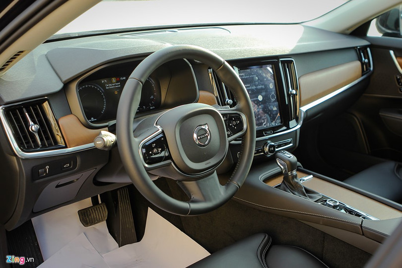 Không gian cabin được thiết kế theo phong cách hiện đại, với sự kết hợp của chất liệu da và gỗ.