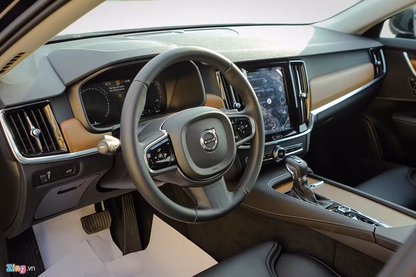 Không gian cabin được thiết kế theo phong cách hiện đại, với sự kết hợp của chất liệu da và gỗ.