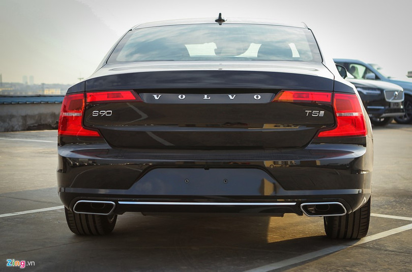 Volvo S90 Momentum trang bị động cơ 4 xi-lanh thẳng hàng, 2.0L, tăng áp, công suất cực đại 250 mã lực tại 5.500 vòng/phút và mô-men xoắn cực đại 350 Nm trong dải tua máy từ 1.500 - 4.800 vòng/phút. Theo Zing