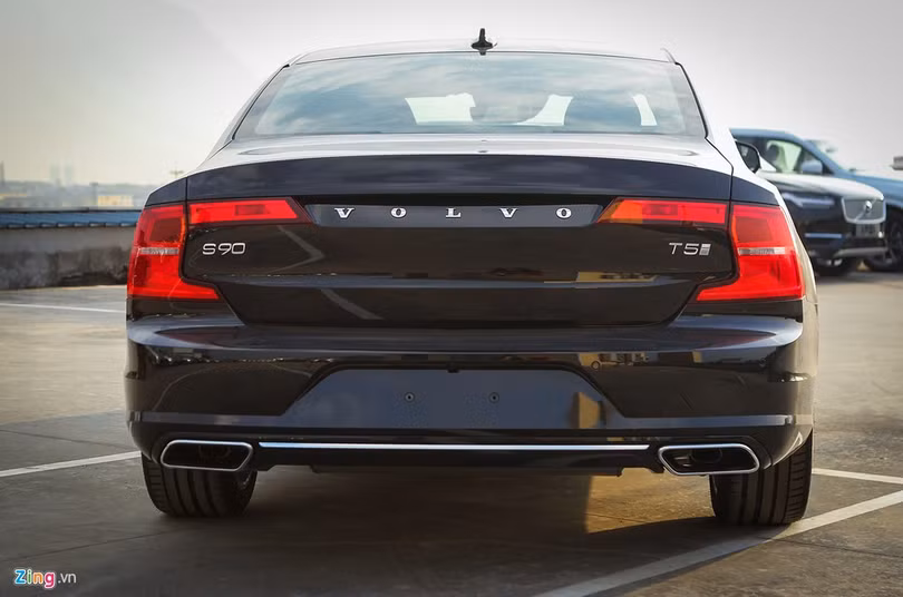 Volvo S90 Momentum trang bị động cơ 4 xi-lanh thẳng hàng, 2.0L, tăng áp, công suất cực đại 250 mã lực tại 5.500 vòng/phút và mô-men xoắn cực đại 350 Nm trong dải tua máy từ 1.500 - 4.800 vòng/phút. Theo Zing