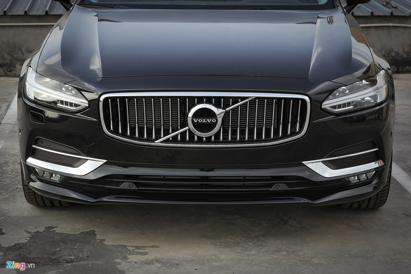Để không lẫn với những chiếc xe Đức, Volvo tạo nên những đường nét rất riêng.Thiết kế đầu và đuôi xe bắt mắt, cân đối. Mặt ca-lăng đặc trưng trên các mẫu xe của Volvo.