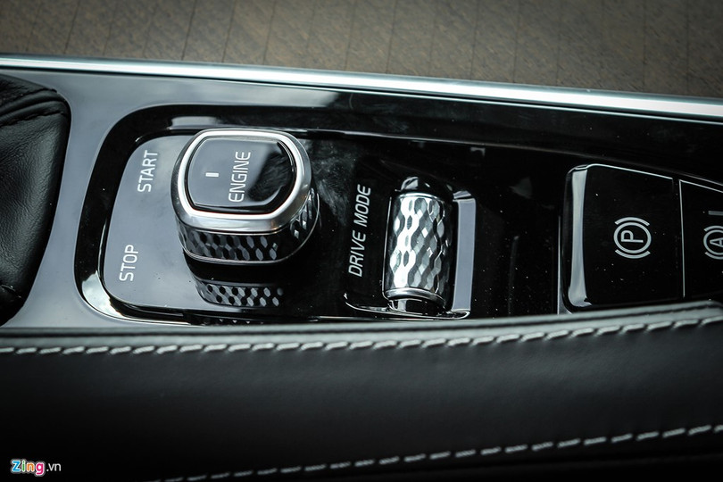 Hầu hết chi tiết bên trong cabin đều có thiết kế tương tự mẫu xe 7 chỗ XC90. Khu vực tắt/mở động cơ, lựa chọn chế độ lái theo phong cách rất riêng của Volvo.
