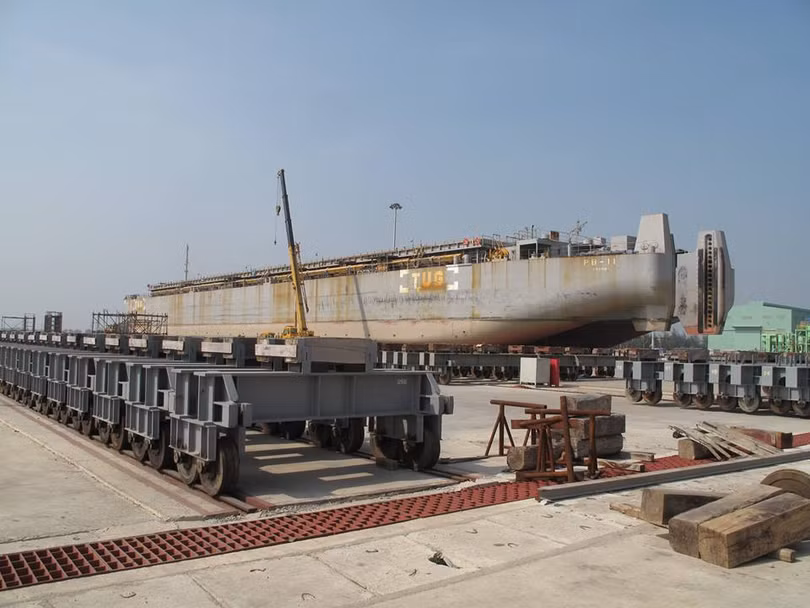 Xe đưa tàu hút bùn của dự án Lạch Huyện vào bãi sửa chữa của Nhà máy sửa chữa tàu biển Nosco - Vinalines. Ảnh Bùi Phú