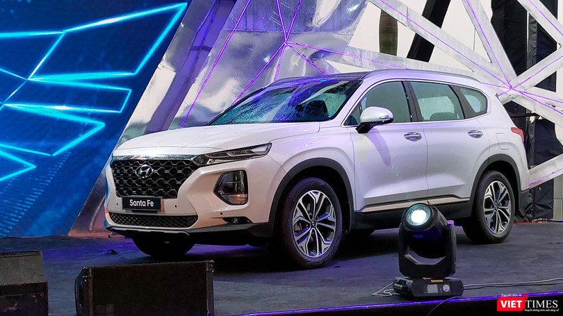 Với nhiều trang bị hơn các đối thủ, Hyundai Santa Fe 2019 phiên bản tiêu chuẩn cũng có thể làm hài lòng đối với những người dùng chưa thực sự rủng rỉnh hầu bao. (Ảnh: Ngô Minh)
