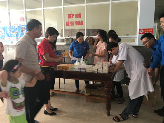 VTC tặng hơn 2.000 suất quà cho gia đình cán bộ, chiến sĩ Vùng 4 Hải quân ảnh 1