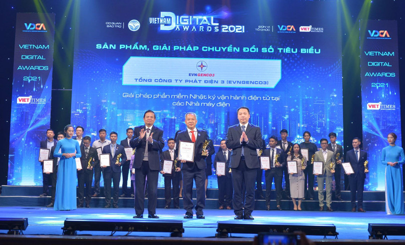 Đại diện EVNGENCO3 nhận giải thưởng tại Lễ trao giải Vietnam Digital Awards 2021.