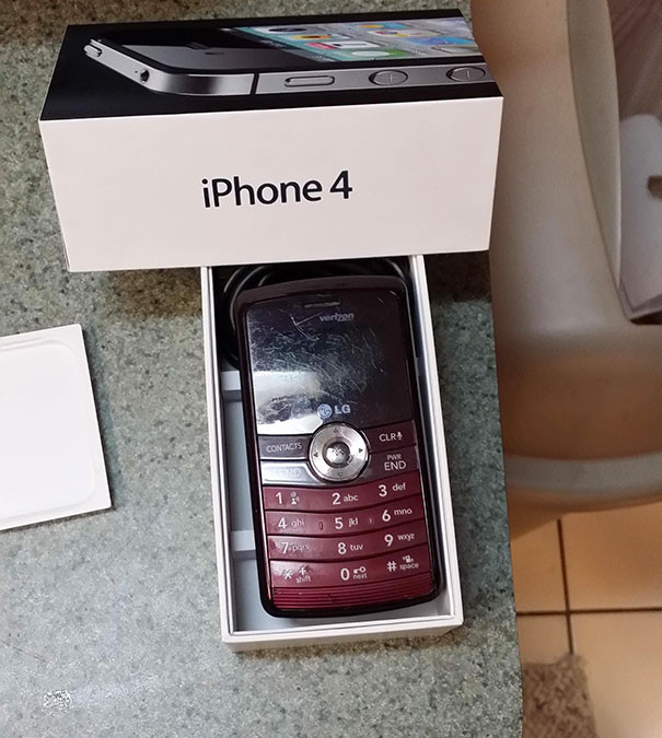 Cô con gái làm mất chiếc điện thoại Iphone của mình trên quán bar, sau khi đòi mẹ mua lại máy mới, đây là những gì mà cô nhận được.