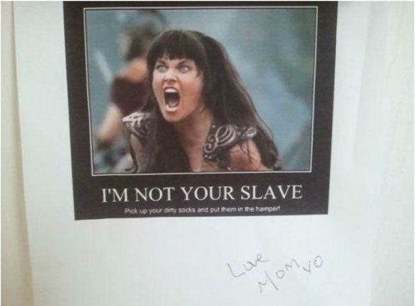 Lời nhắn trên bức ảnh: “Mẹ không phải là nô lệ của con, nên hãy nhặt những đôi tất bẩn của mình lên và cho nó vào giỏ đựng đồ giặt”