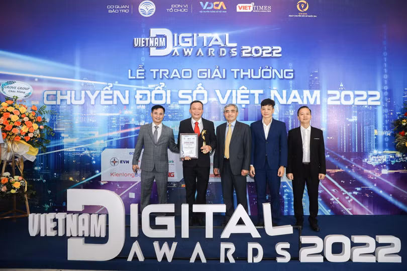 Chuyên gia Đào Trung Thành (thứ hai từ phải sang) đồng hành cùng đại diện VieON tại lễ trao giải Chuyển Đổi Số Việt Nam 2022