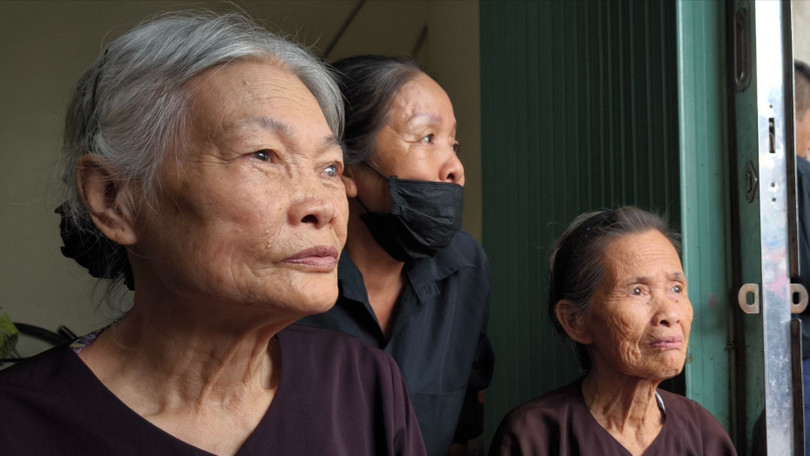 Bà Nguyễn Thị La và bà Nguyễn Thị Quất dõi theo dòng người vào viếng Tổng bí thư Nguyễn Phú Trọng.