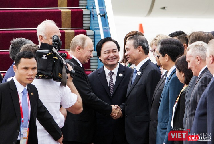 ...và bắt tay các quan chức Việt Nam ra tiếp đón ở sân bay