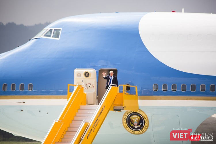 Tổng thống Mỹ xuất hiện ở cửa máy bay