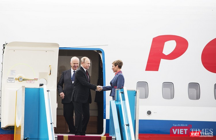 ...và một nữ tiếp viên nước ngoài.