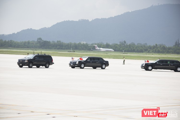 ... và bắt đầu dời khỏi sân bay