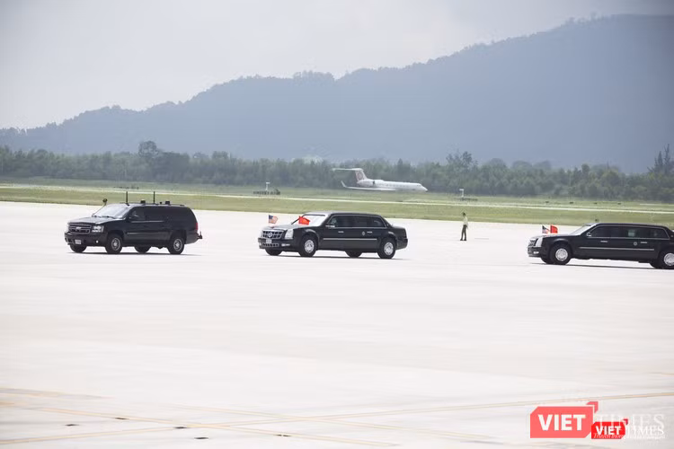 ... và bắt đầu dời khỏi sân bay