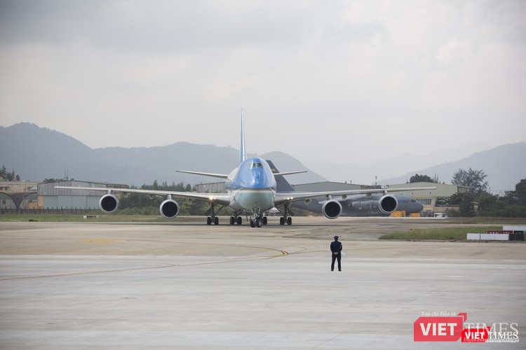 Lễ đón Tổng thống Mỹ Donald Trump đến Đà Nẵng dự Tuần lễ cấp cao APEC ảnh 6