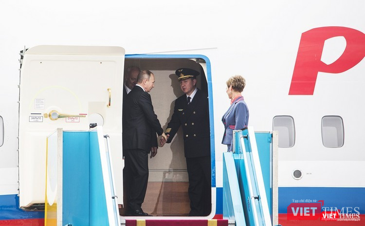 Tổng thống Putin bắt tay cơ trưởng