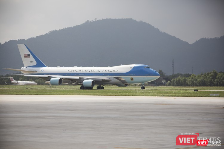 Chuyên cơ chở Tổng thống Mỹ bắt đầu hạ cánh xuống sân bay Đà Nẵng