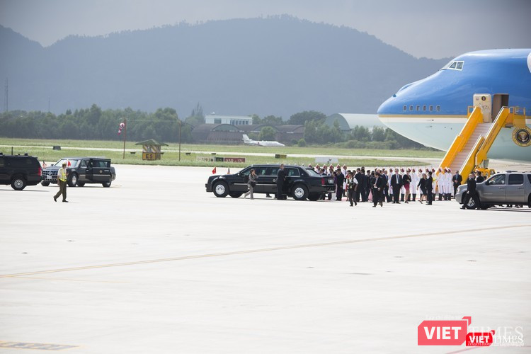 Sau các nghi lễ, ông di chuyển xa xe