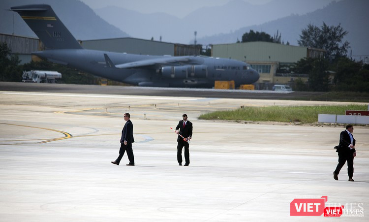 Họ di chuyển và kiểm tra đường băng kỹ càng