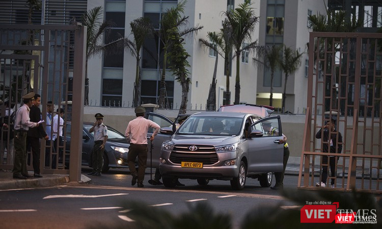 Sau đó, ông di chuyển ra xe và rời khỏi sân bay