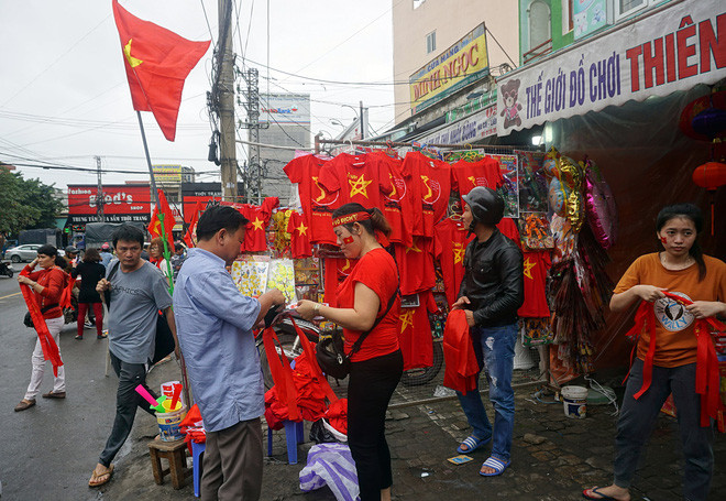 Cổ động viên vẫn cháy “hết” mình trước trận Chung kết lịch sử ảnh 5